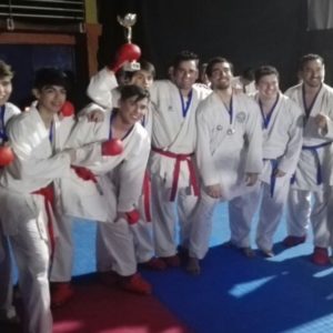 grupo de jóvenes karatekas rama de kárate de peñalolén