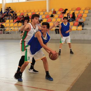 jovenes jugando básquetbol en polideportivo