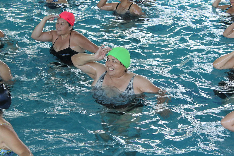 señora haciendo aquaton en piscina temperada