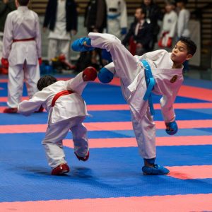 niños karatekas sobre tatami en peñalolén